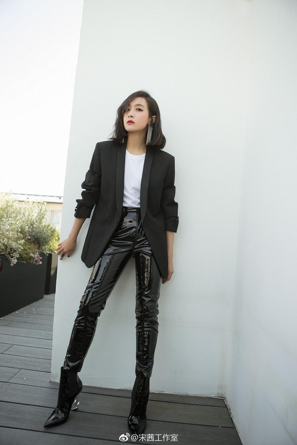 宋茜黑漆皮裤闪瞎眼 帅气造型完美化身"攻气女王"