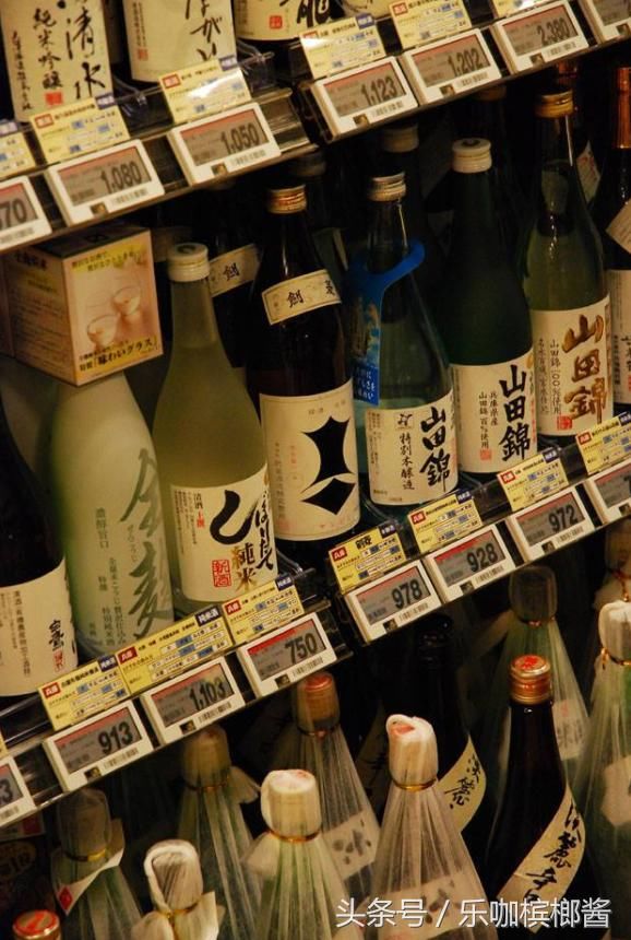 中国游客在日本买特产,2斤清酒5片牛肉,付款时