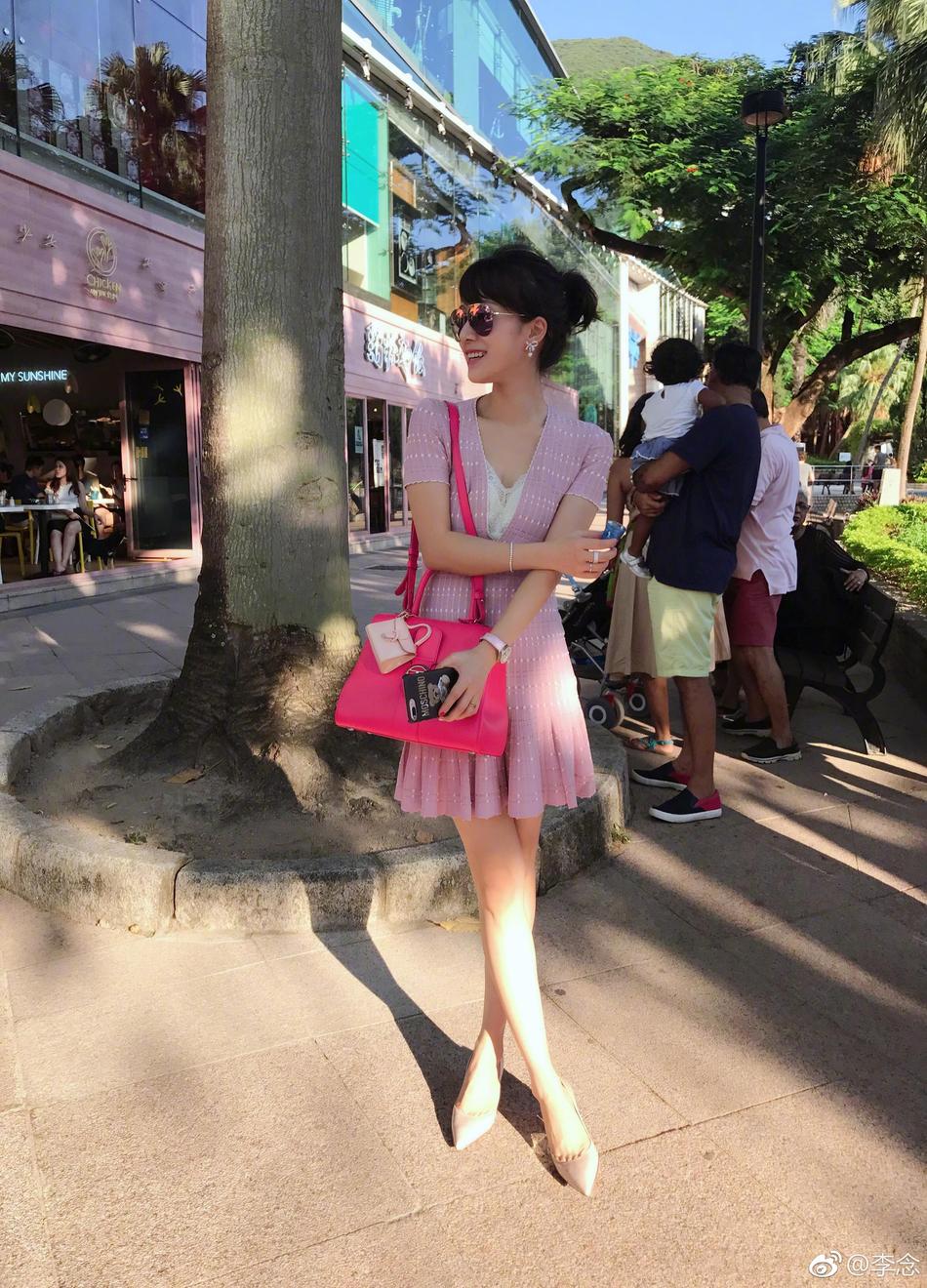 19日,李念微博晒照并写道"带孩子完成一天的兴趣班,参加朋友的 party