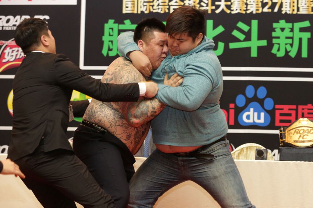 近日，中国20岁格斗小将敖日格乐，比赛中暴揍曾参加日本黑社会组织“山口组”的韩国选手金在勋，24秒KO后仍旧击打对手甚至裁判都拦不住。