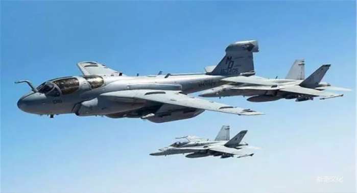 重大消息! 中国战机成功飞越美国航母, 美航母