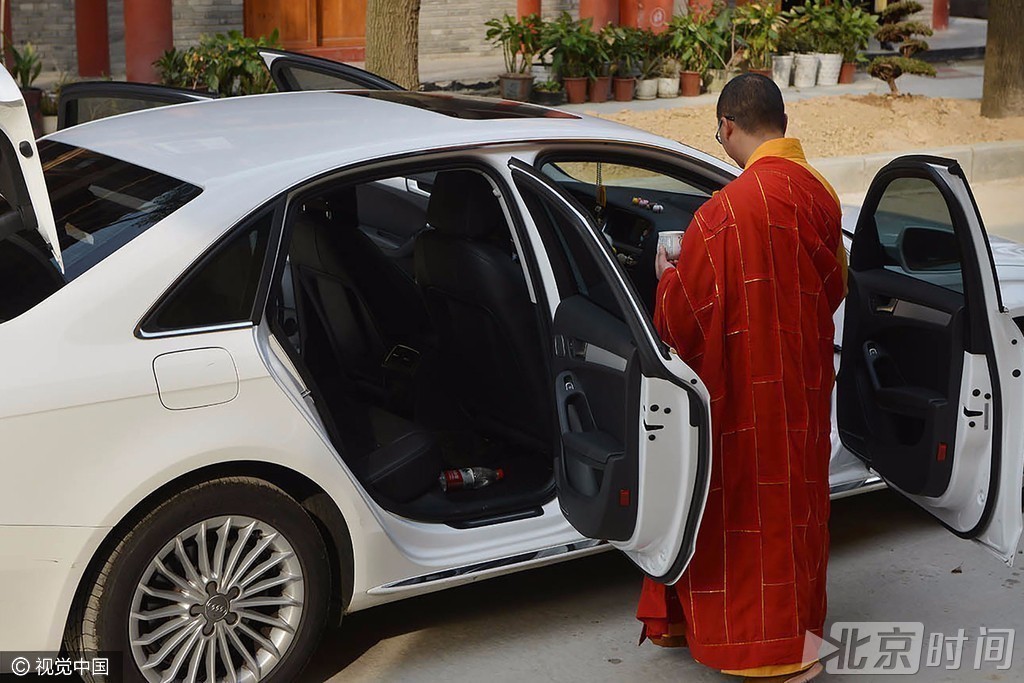 奥迪开进高山寺庙 车主请法师开光保平安 奥迪开进高山寺庙 车主请法师开光保平安