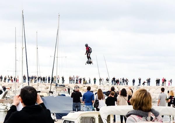 法国造世界首台飞行器,时速150公里,上班不迟