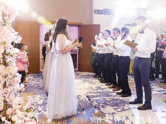 老板二婚办婚礼,全体同事统一随礼后,唯独我没