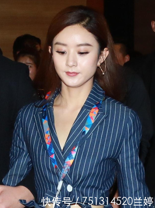 赵丽颖真敢穿! 腰间镂空就算了还露出打底裤,