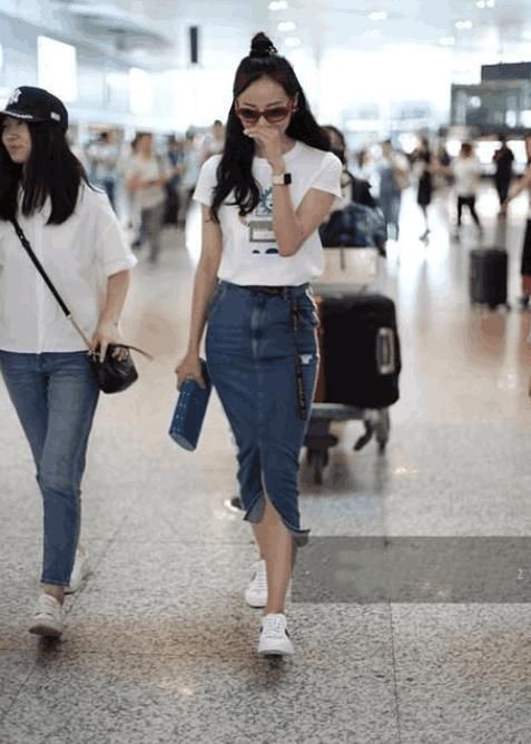 厉害了韩雪, 35岁穿紧身裙扭胯走猫步, S曲线从