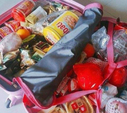 勤劳的父母有时不善言辞，对于孩子，他们也许不会特别直白地说出“我爱你”，但他们只想把他们认为最好的东西给儿女。