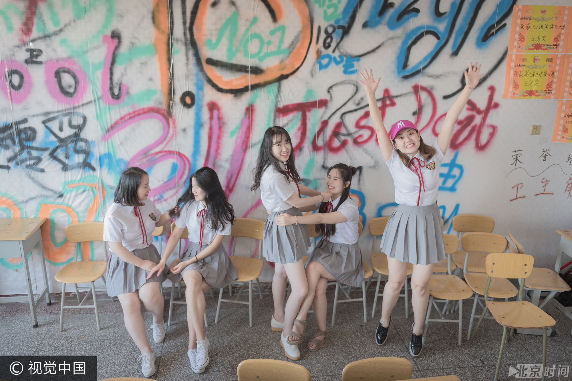 2017年5月23日，太原市，一高校同宿舍5位青春靓丽的毕业生姐妹花身穿清纯校服，在校园里各个值得留恋的角落里拍摄创意毕业照，以此纪念大学四年友谊和逝去的青春。