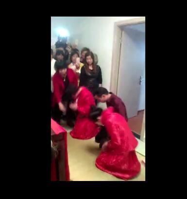 网上现一男与两女拜堂视频 三人同时向长辈行礼 网上现一男与两女拜堂视频 三人同时向长辈行礼