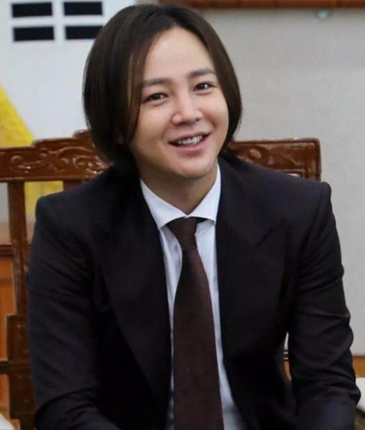 张根硕胖得像贾玲,韩国男艺人为什么那么容易