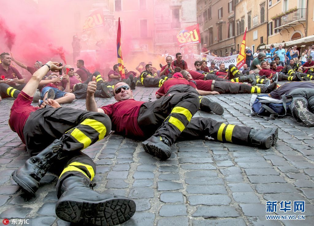 意大利消防员示威抗议 横躺街头要求保障权益