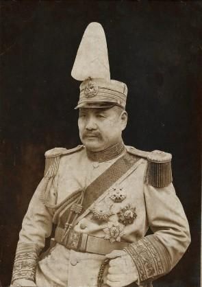 北洋枭雄孙传芳殒命佛堂,女凶手被赦,墓园庞大,墓碑特殊