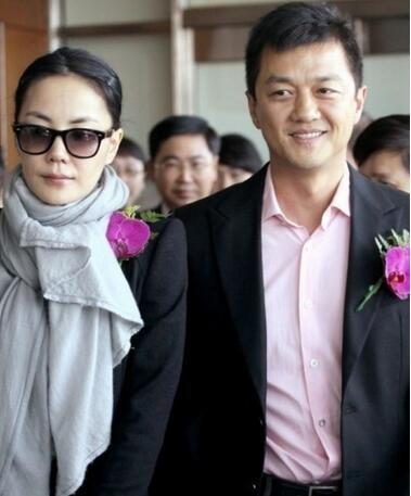 『李亚鹏、王菲：财产独立 不存在分配问题』2013年9月13日，王菲、李亚鹏先后发微博证实离婚事实。据悉两人在新疆离婚，李亚鹏透露女儿李嫣将与其一起生活。而在财产分割问题上，李亚鹏表示因两人从恋爱到结婚，财务一直是独立的，所以并不存在该问题。（资料来源：京华时报）