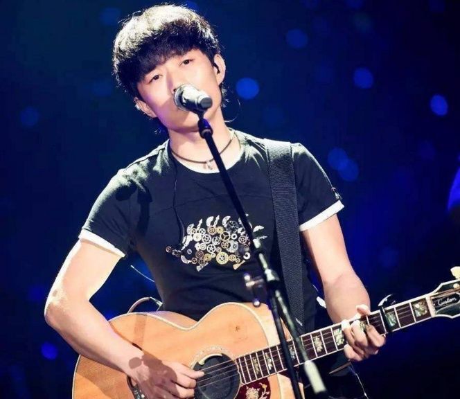 曾连快男十强都没进,却凭《成都》爆火,如今已