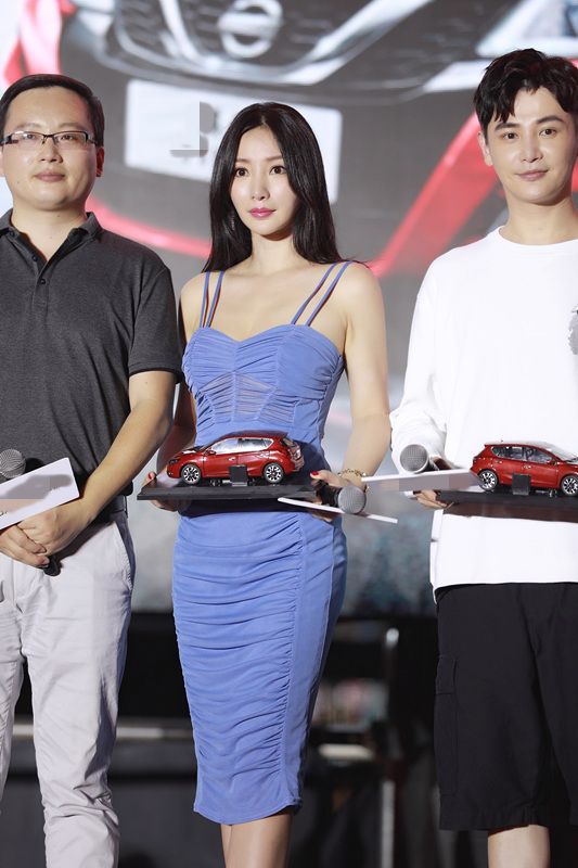 柳岩低胸大秀事业线 身材窈窕性感