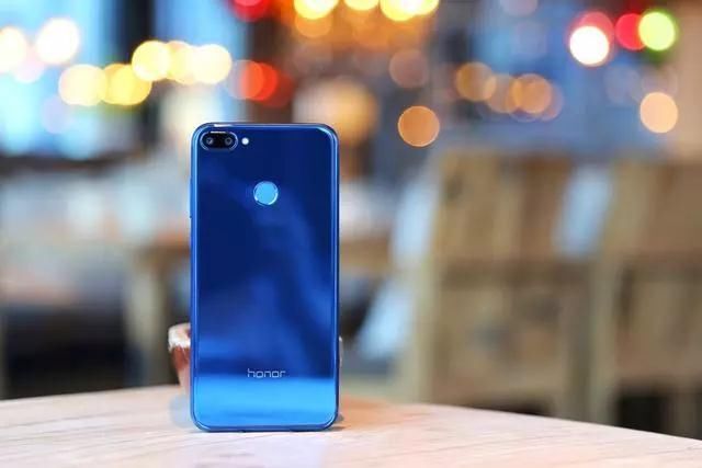 荣耀9i力夺618销量冠军!最超值的刘海屏千元机