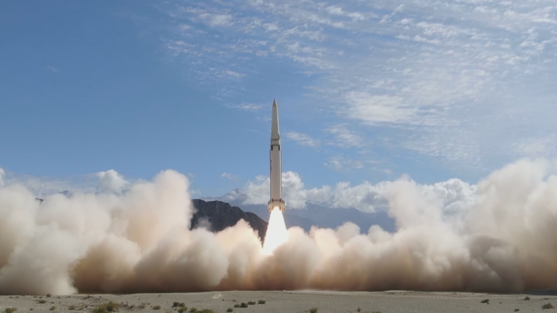 火箭军成功发射两枚新型导弹