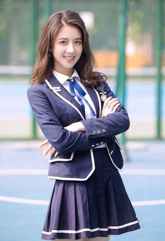 校花的清纯写真,百褶短裙+小白鞋,凸显青春的