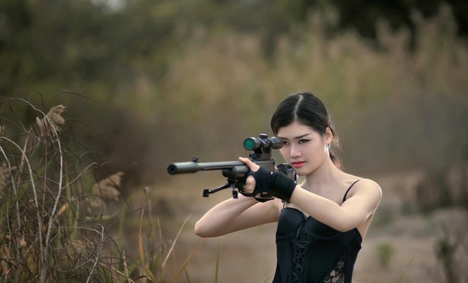 图为性感美女持仿真大枪照片。