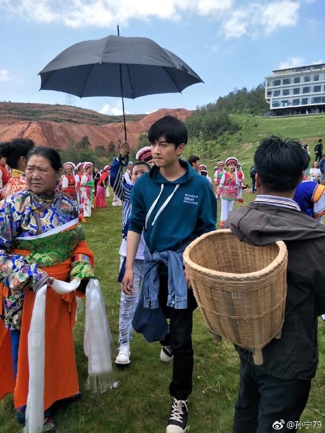 云南大理偶遇景甜,网友:没了PS,跟电视判若两