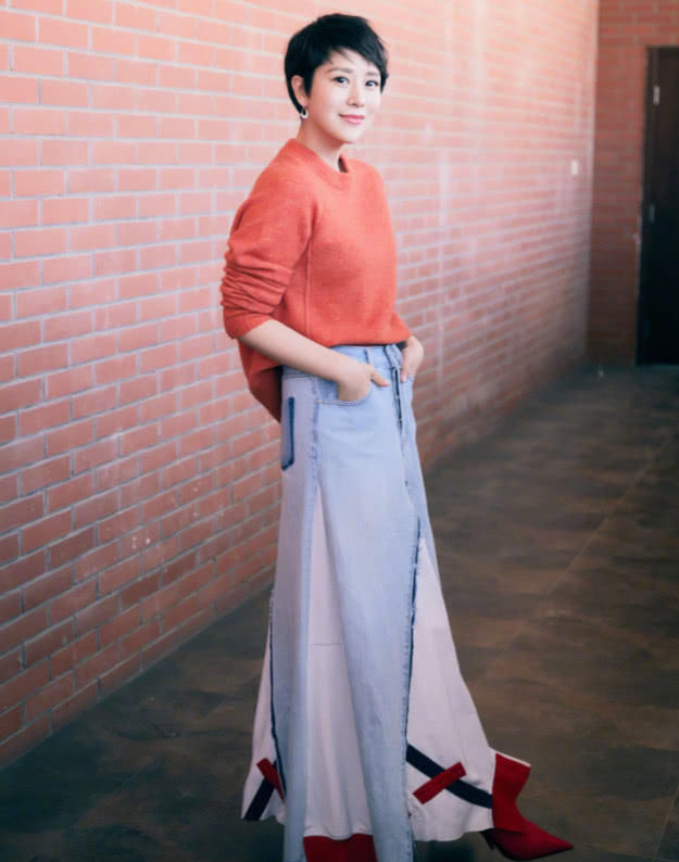 贾静雯把牛仔裤改成裙,不潮流还拉低美感,网友