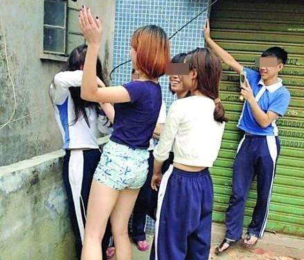 女生校园遭围殴被拍视频 校领导：就别告诉家长了