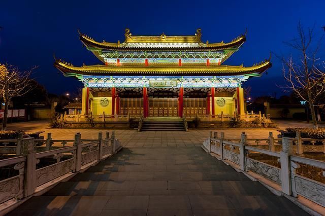 用灯光把佛教思想,建筑的风格发挥到极致.