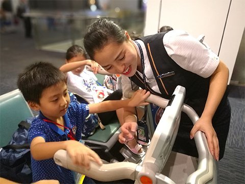 暑期出行高峰渐至 南航广州"邮寄儿童"单日超350名