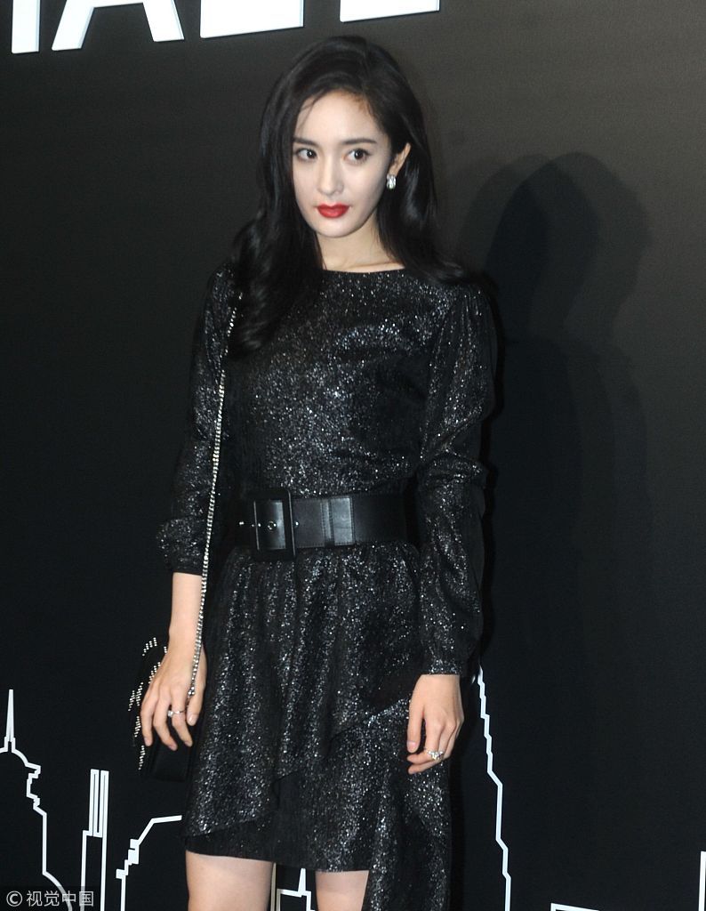 杨幂与高层亲密相拥,一袭黑裙大秀美腿