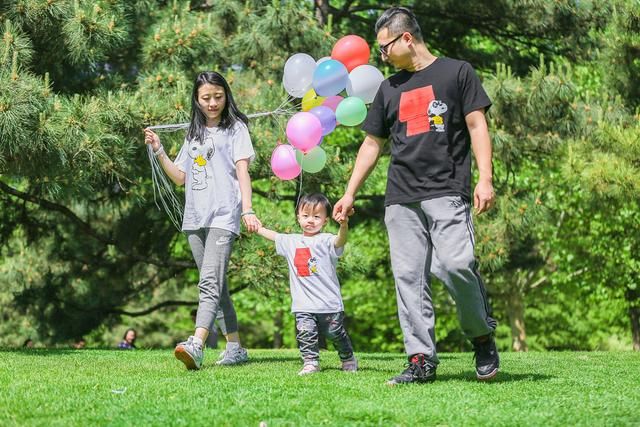 朋友买了小汽车却让他还账.大伯子则说自己运气不好,碍不着朋友的事.