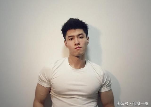 上海理工大学肌肉学霸,健身练就胸肌狗公腰,转