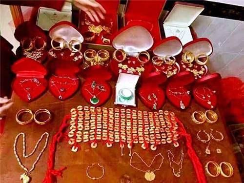 我跟土豪男友要了一百万彩礼,他说我妈拜金,难