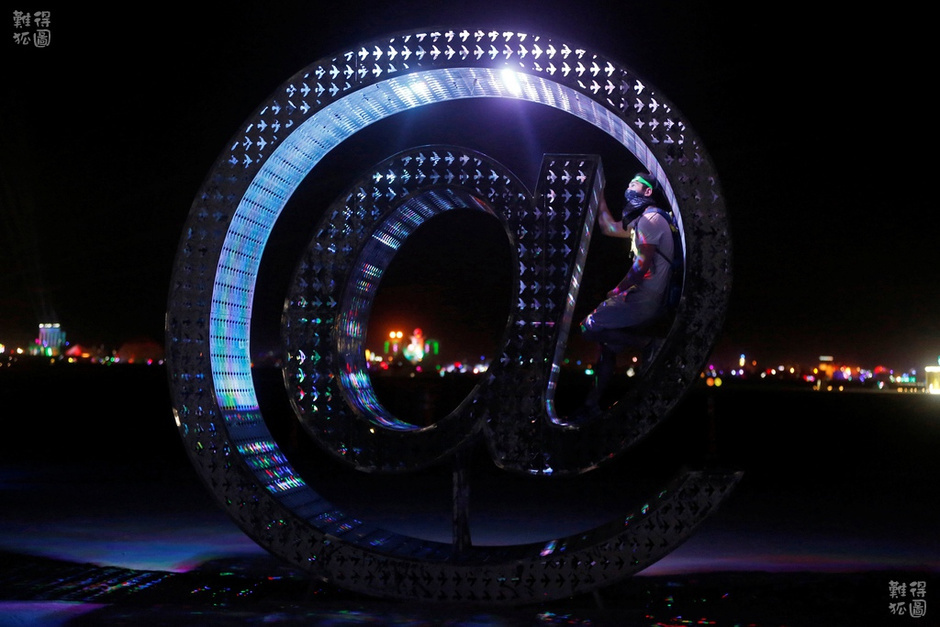 在黑岩城里，人们可以带任意想要带的东西进来，创建栖居之所、制作雕塑、进行艺术展示等。人们也可以在自身大做文章，奇装异服、古怪行为，在这里都是可以接受的，因为总会有人比你更加荒诞。图为在夜晚，创造者们用灯光装点每一个艺术装置。