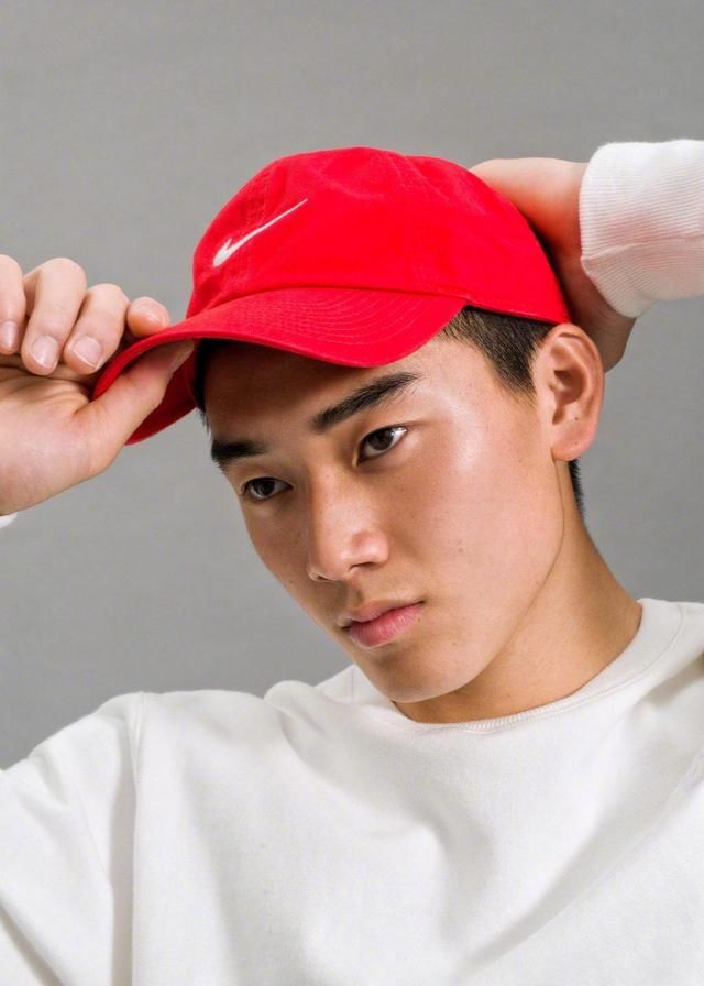 胡悦稼算是四人当中气质最佳的了.