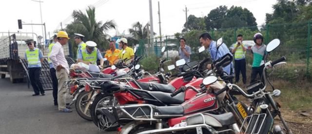 骑摩托车被交警查到时,有些人丢下车子直接逃