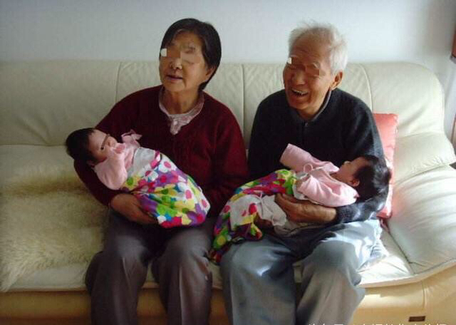 产妇生下双胞胎大出血去世,宝爸含泪给孩子取名字,亲属哭着说好