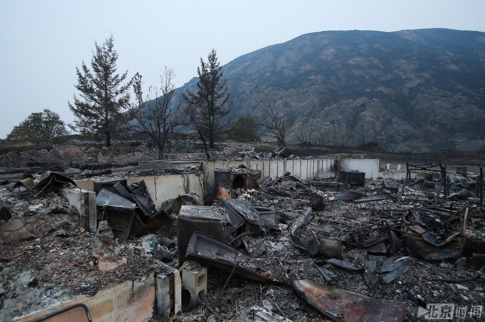 加拿大遭山火袭击 停车场化为灰烬