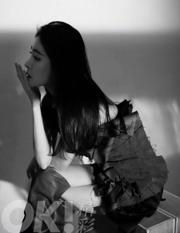 张碧晨不规则穿衣露香肩 帅气妩媚