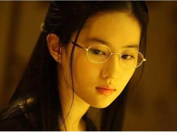 刘亦菲杨幂赵丽颖戴上眼镜大变样,谁戴眼镜最
