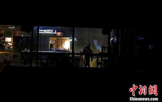 加州一酒吧发生枪击案 致13人死亡其中包括一名警察