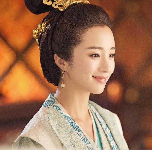 胡冰卿《独孤天下》四次红衣装扮,婚服惊艳,婚后红装最漂亮