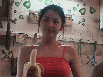 搞笑gif:妹子你这是干嘛?谁都经历过失恋,何必糟蹋自己