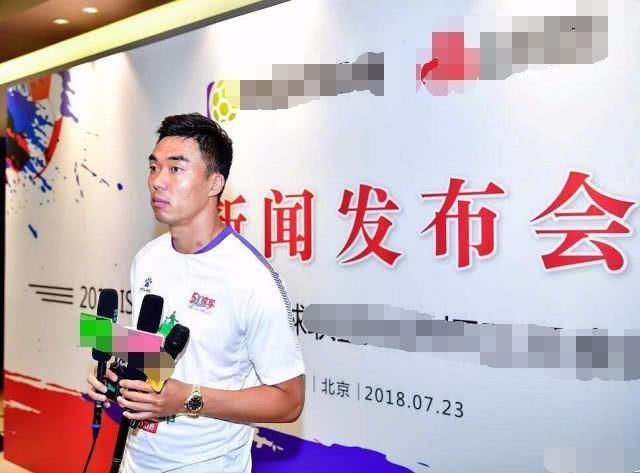 赵旭日13个字回应国足白斩鸡事件,让女足不