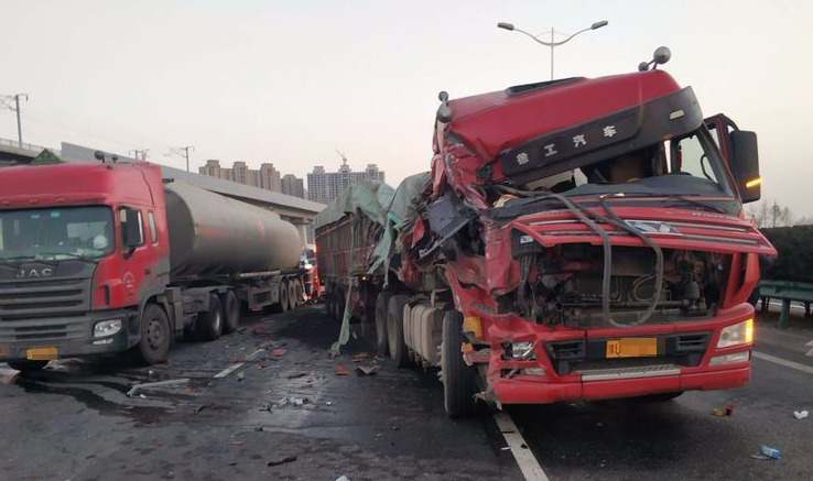 16日，西安绕城高速发生一起大货车追尾油罐车致其泄漏的事故，油罐车左后方被撞击，油罐破裂一直往外漏油，现场地面上也有大量漏油。