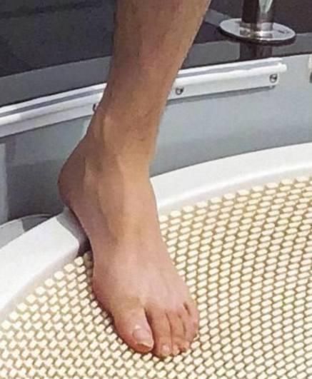 吴亦凡晒自己的新发型,网友却盯着他的脚说恶心