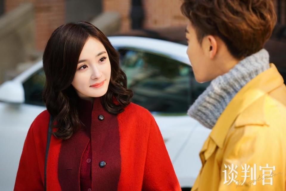 《谈判官》两集杨幂就换了十套职业装,这么穿