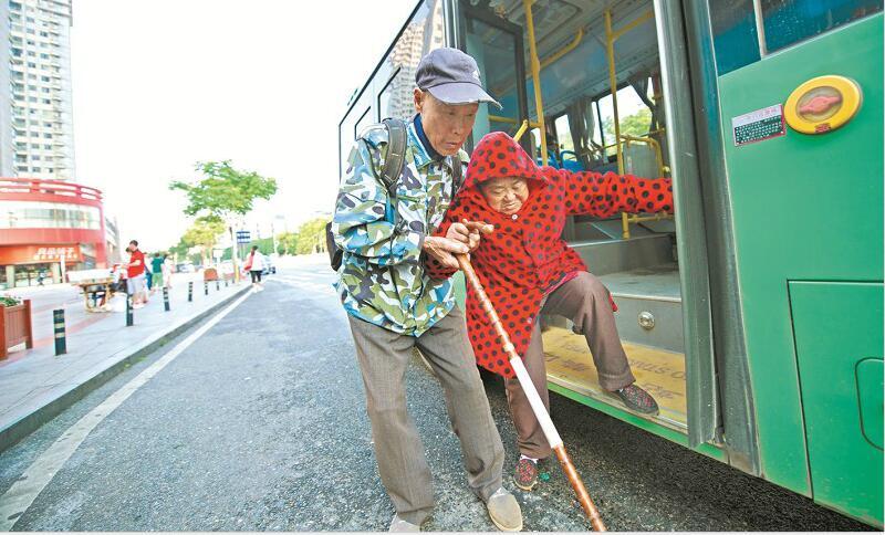 图为:搀扶老伴上公交车