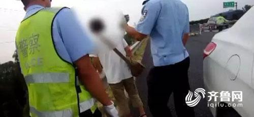 小两口高速吵架 老婆拉黑老公后独开60公里