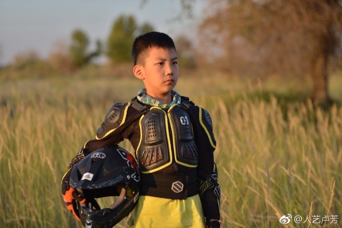 胡军儿子康康玩赛车穿越沙漠 被赞极有赛车天赋