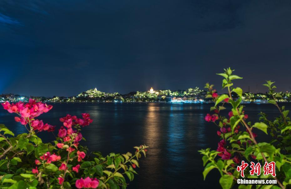 9月3日至5日,金砖国家领导人第九次会晤等系列活动将在福建省厦门市举行。图为9月1日晚间,从厦门市鹭江道眺望对面夜色中的鼓浪屿。 中新社记者 侯宇 摄